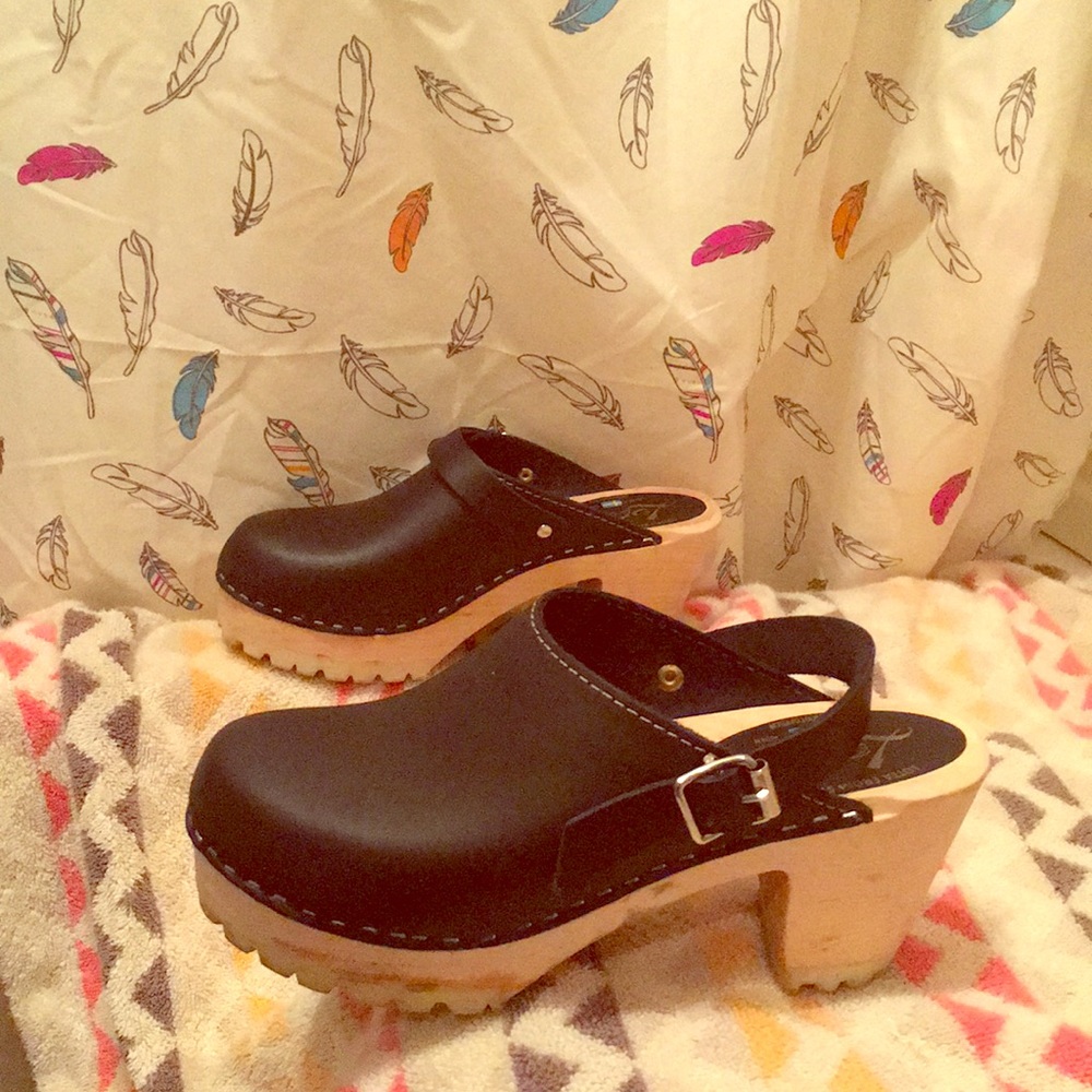 Black Lotta Wooden Clog- Vintage Vibe!